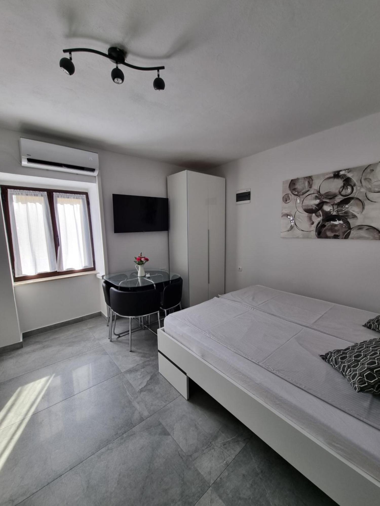 Apartments And Room Vela Senj  Bilik gambar